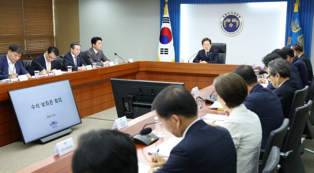 李대통령 첫 수보회의 <b>경제</b>·<b>안보</b> 점검…사법개혁도 보고받아
