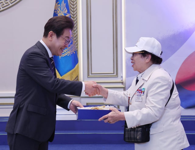 李대통령, <b>연평해전</b>·<b>천안함</b> <b>유족</b> 청와대 <b>초청</b>…"희생에 최고예우"