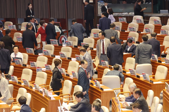 與, <b>상임위원장 선출 강행</b>…반발한 野, 본회의 불참