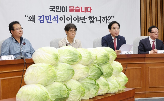 <b>배추</b> 쌓아놓고 '<b>김민석</b> 국민<b>청문회</b>'…"제2의 조국? 조국이 억울할듯"