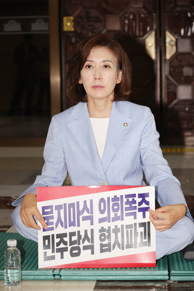 국민의힘 나경원 의원이 27일 국회 로텐더홀에서 김민석 국무총리 후보자의 지명 철회, 법제사법위원장 반환을 촉구하며 농성을 하고 있다. 연합뉴스