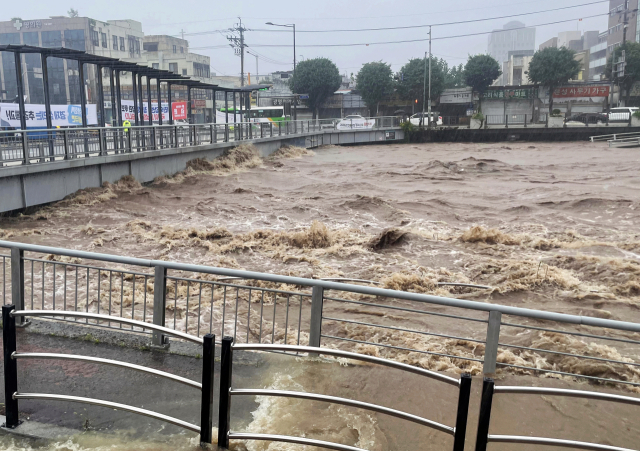 호우 특보가 발효된 17일 오후 광주 서구 양동 인근 광주천에서 흙탕물이 넘실거리고 있다. 연합뉴스