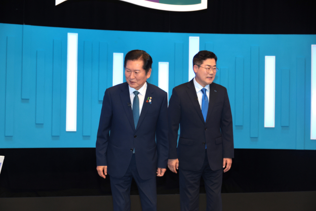 더불어민주당 정청래, 박찬대 당대표 후보가 16일 서울 목동 SBS 스튜디오에서 열린 더불어민주당 당대표 후보 토론회에서 기념 촬영을 마친 후 자리로 향하고 있다. 연합뉴스