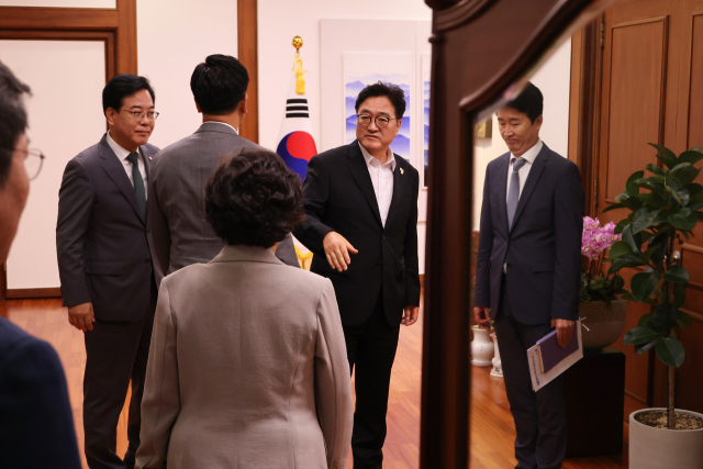 국민의힘 송언석 비상대책위원장 겸 원내대표를 비롯한 원내 지도부가 권성동 의원실 압수 수색 등에 항의하며 우원식 국회의장을 방문하고 있다. 연합뉴스