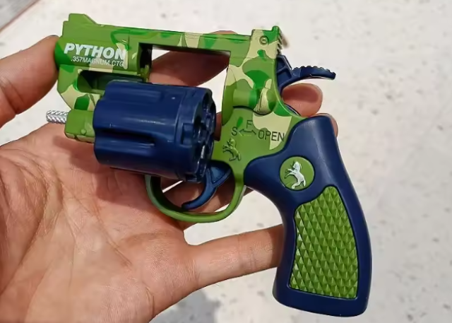 일본에서 회수 조치 중인 중국산 장난감 권총이 한국에서는 아무런 제한 없이 온라인을 통해 유통되고 있어 관련 당국의 조치가 필요하다는 지적이 나온다. 알리익스프레스