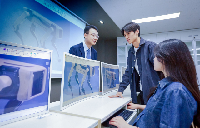 영진전문대 AI융합기계계열 학생들이 3차원 CAD 모델링 실습에 참여한 모습. 영진전문대