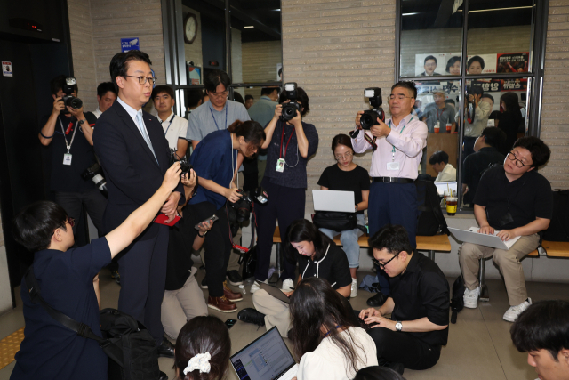 국민의힘 곽규택 의원이 13일 서울 여의도 국민의힘 당사에서 당사 압수수색 관련 당 입장을 밝히고 취재진 질문에 답하고 있다. 연합뉴스