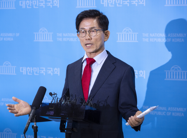 국민의힘 당 대표 선거에 출마한 김문수 후보가 31일 국회 소통관에서 비전·공약 발표를 마친 뒤 취재진과 인터뷰하고 있다. 연합뉴스