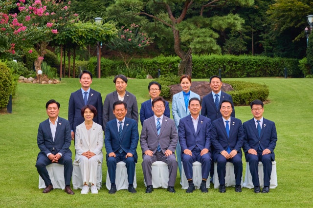 李대통령·與 관저 만찬서 "추석 전 <b>검찰개혁안</b> 마련"
