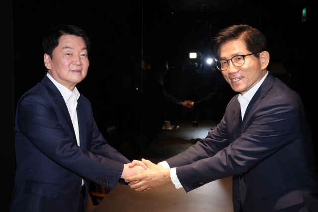 <b>김문수</b>, <b>안철수</b>에 "힘 합쳐 이기자"…安 "尹 절연해야"