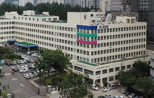 "밥이 넘어가냐"…<b>교장</b> 머리에 음식 담긴 <b>식판</b> 쏟은 <b>학부모</b>