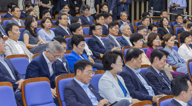 3일 국회에서 열린 검찰개혁·정부조직법 개편 의견 수렴을 위해 열린 더불어민주당 정책 의원총회에 참석한 의원들이 정청래 대표의 인사말을 듣고 있다. 연합뉴스