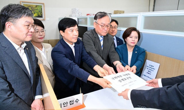 "<b>초선</b> 의원 가만있어" <b>나경원</b>에…범여권 징계안 제출