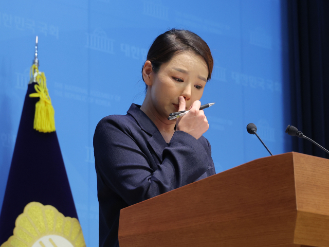 조국혁신당 강미정 대변인이 4일 서울 여의도 국회 소통관에서 당내 성비위 의혹과 관련한 탈당 기자회견을 하고 있다. 연합뉴스