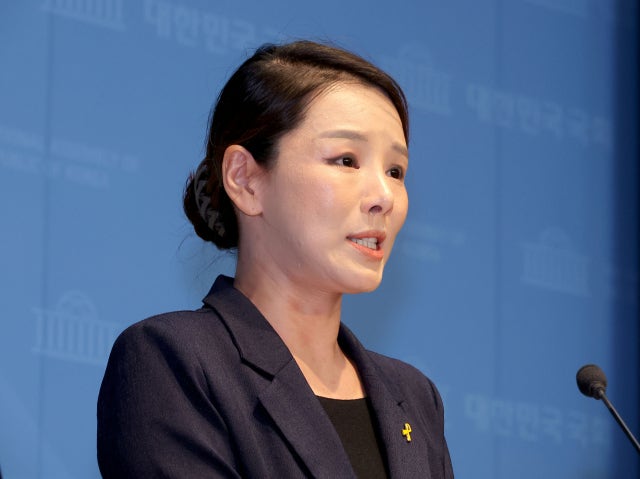 <b>조국</b> '<b>복당</b> 권유' <b>거절</b>한 <b>강미정</b> "이름 불리는 것조차 상처로 이어져"