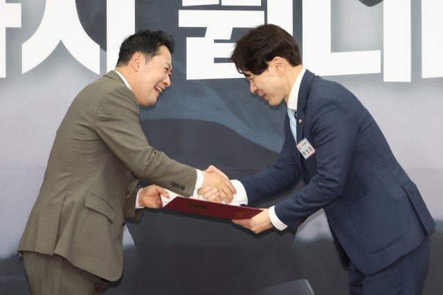 국힘 "대통령실 '<b>조희대</b> <b>사퇴</b>' <b>압박</b>…李 대통령 탄핵 법적 검토"