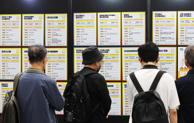 원본보기

19일 경기도 수원시 영통구 수원컨벤션센터에서 열린 '소상공인+5070일자리박람회 ＆ 소상공인EXPO'에서 구직자들이 채용 정보 게시판을 살펴보고 있다. 연합뉴스