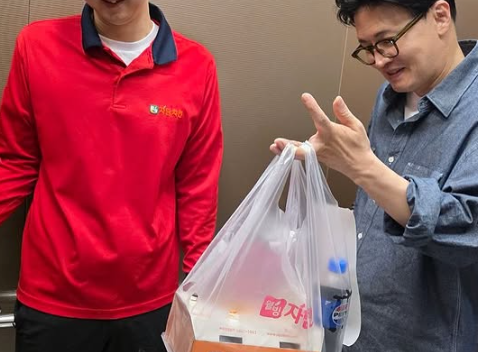 <b>한동훈</b>, 재판 출석 않고 <b>치킨배달</b> '깜짝 알바'...이유가?