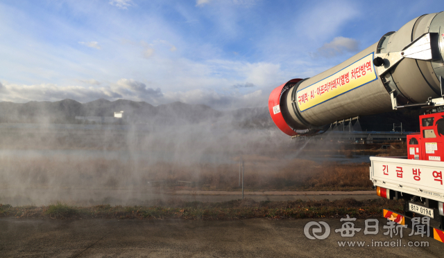 고병원성 조류인플루엔자(AI)를 막기 위해 긴급 방역에 나선 모습. 매일신문 DB