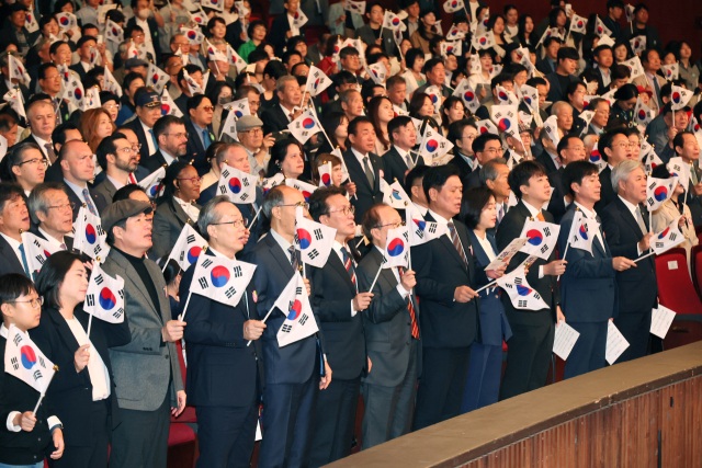 김민석 국무총리가 9일 서울 종로구 세종문화회관에서 열린 579돌 한글날 경축식에서 참석자들과 한글날 노래를 제창하고 있다. 연합뉴스