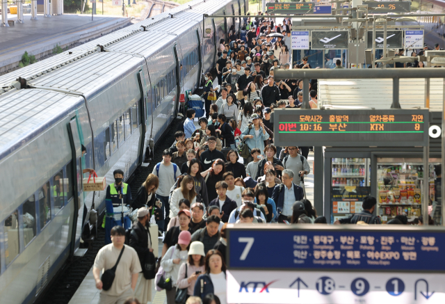 추석 연휴 엿새째인 지난 8일 서울역에 도착한 귀경객들이 열차에서 내려 이동하고 있다. 연합뉴스