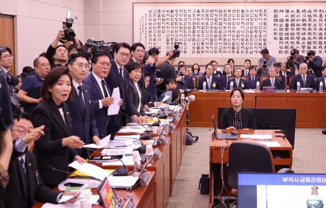 추미애 위원장, 조희대 <b>질의</b> 강행…국힘 의원들 반발