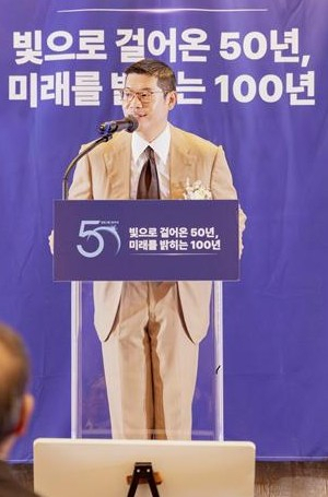 이호웅 참빛그룹 회장이 16일 서울 포시즌 호텔에서 열린 창립 50주년 기념식에서 기념사를 하고 있다. 참빛그룹 제공