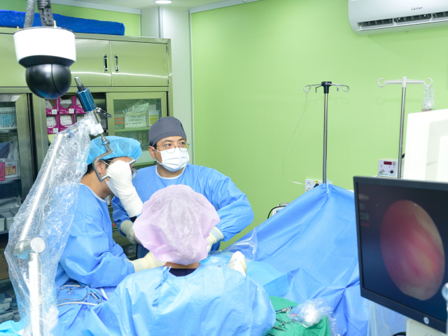 굳센병원 의료진이 리제네텐을 시술하고 있다. 굳센병원 제공.