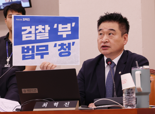 무소속 최혁진 의원이 14일 서울 여의도 국회에서 열린 법무부 등에 대한 법제사법위원회 국정감사에서 정성호 법무부 장관에게 질의하고 있다. 연합뉴스