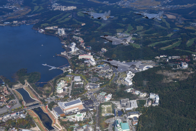 2025 경주 아시아태평양경제협력체(APEC) 정상회의를 앞둔 27일 공군 F-35A 2기와 F-15K 2기로 구성된 편대가 정상회의가 열리는 경주화백컨벤션센터(HICO) 일대 상