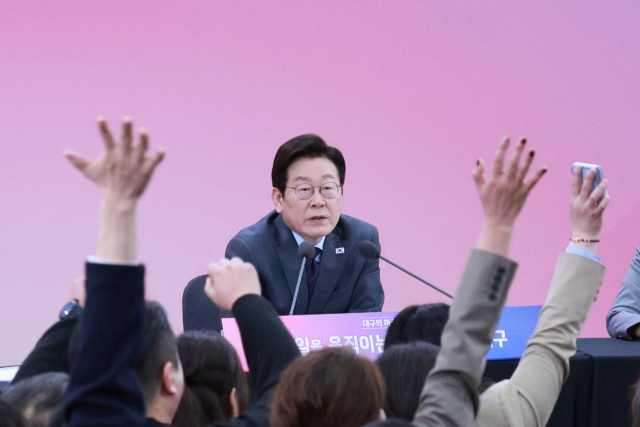 24일 대구 엑스코에서 열린 '대구의 마음을 듣다' 타운홀미팅에서 참석자들이 이재명 대통령을 향해 손을 들며 발언권을 요청하고 있다. 연합뉴스