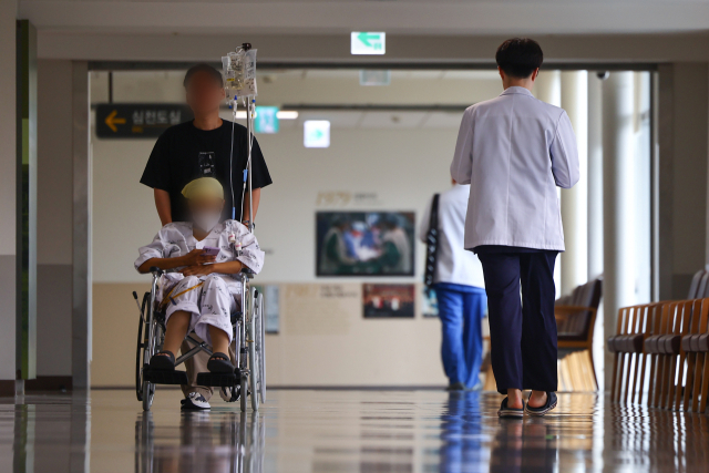 서울 시내 한 대학병원에서 이동 중인 의료 관계자. 기사와 직접적인 관련 없음. 연합뉴스