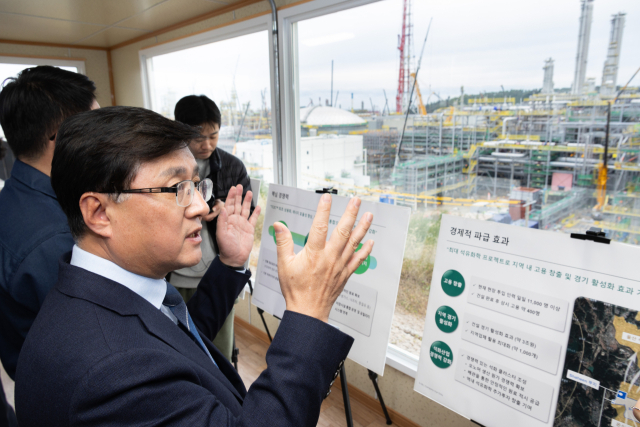 김성환 기후에너지환경부장관이 30일 울산 울주군 온산산업단지 내 에쓰오일 샤힌프로젝트 건설 현장을 방문, 프로젝트 추진 현황과 공정 효율, 에너지 절감 등 탄소저감 효과를 점검하고