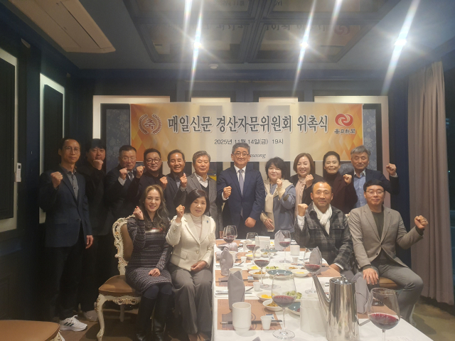 매일신문사(사장 이동관. 뒷줄 가운데)는 지난 14일 경산시 2가 자문위원단을 발족하고 지역의 목소리를 정확하게 세상에 전달하겠다는 각오를 밝혔다. 매일신문DB