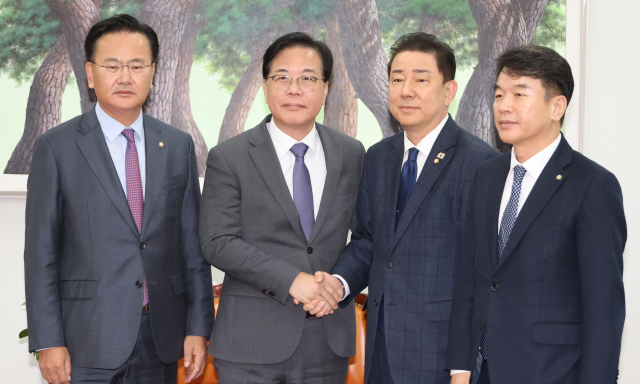 더불어민주당 김병기 원내대표와 국민의힘 송언석 원내대표가 18일 서울 여의도 국회에서 회동하고 있다. 왼쪽부터 국민의힘 유상범 원내운영수석부대표·송언석 원내대표, 더불어민주당 김병