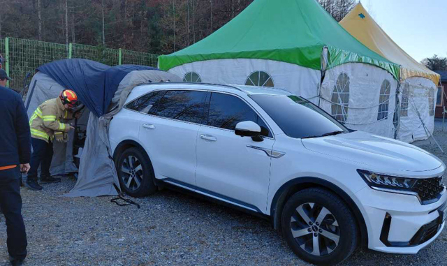 18일 오후 강원 태백시 혈동 태백산 유일사 탐방로 입구 주차장에 세어져 있던 차박텐트 연결 차량에서 60대로 추정되는 남녀 2명이 숨진 채 발견됐다. 강원도소방본부 제공