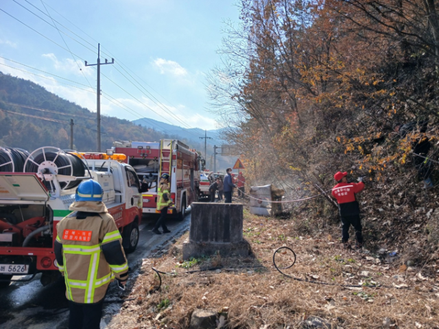 지난 20일 낮 12시 24분쯤 의성군 구천면 한 도로변 야산에서 발생한 산불 진화 현장. 의성소방서 제공.