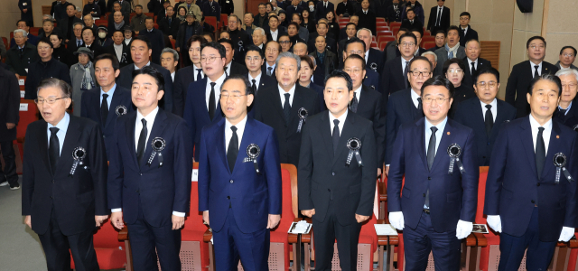 21일 서울 동작구 국립서울현충원에서 열린 고 김영삼 전 대통령 서거 10주기 추모식에서 참석자들이 애국가를 부르고 있다. 왼쪽부터 김덕룡 김영삼민주센터 이사장, 강훈식 대통령비서실장, 주호영 국회부의장, 국민의힘