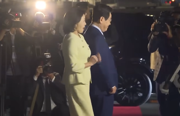 몸던진 '격한 댄스'에 김혜경 여사 '깜놀'…李대통령, <b>G20</b> 참석차 남아공...