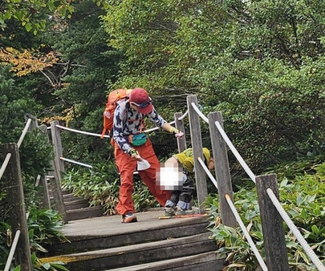 한라산 탐방로에서 바지를 내린 뒤 용변을 보는 아이. 한라산국립공원 홈페이지