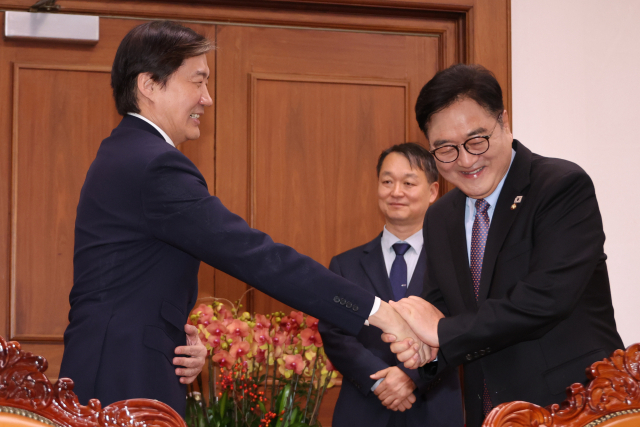 조국혁신당 조국 대표가 25일 서울 여의도 국회에서 우원식 국회의장을 예방하고 있다. 연합뉴스