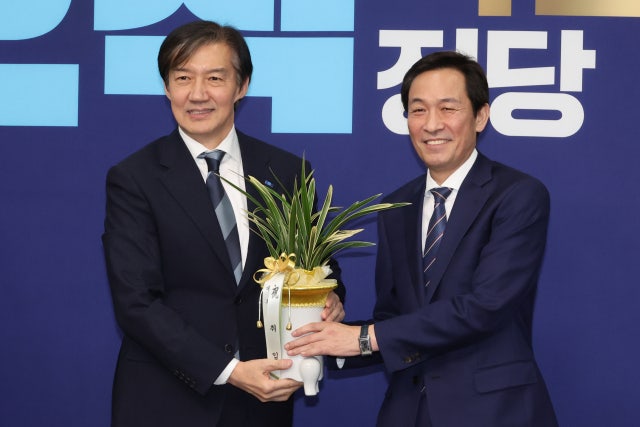 <b>조국</b> "李대통령 올해 만나고 싶어"…우상호 "잘 전달할 것"