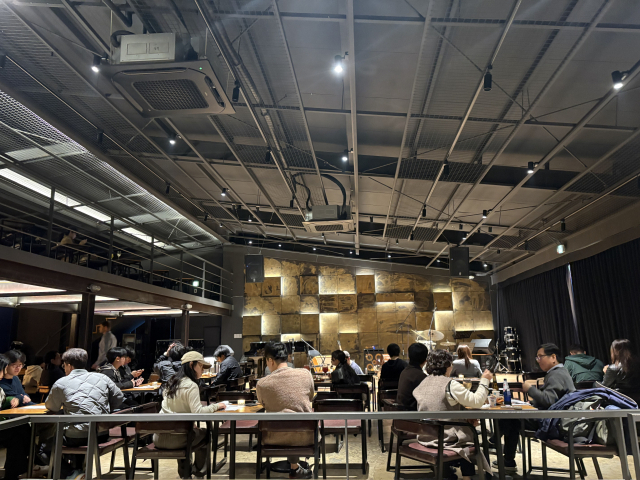 연호동에 위치한 '베리어스 재즈클럽' 계단을 따라 올라오면 공연장과 2층으로 나눠진 좌석이 마련돼있다. 최현정 기자