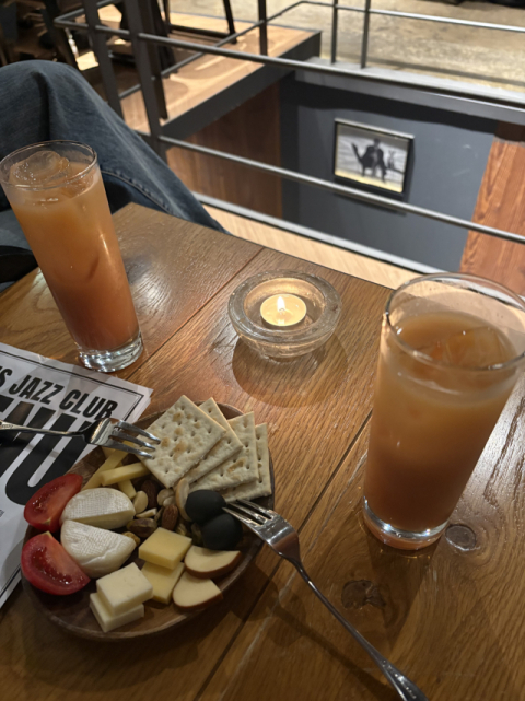 관객들은 미리 시켜둔 술과 간단한 음식을 즐기며 저마다의 속도로 공연을 즐길 수 있다. 무알콜 음료도 준비돼있있다. 최현정 기자