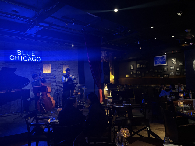 지난 22일 블루시카고에서는 재즈밴드 팀 코튼이 무대에 올라 자작곡부터 스탠더드 넘버까지 다양한 레퍼토리를 연주했다. 최현정 기자