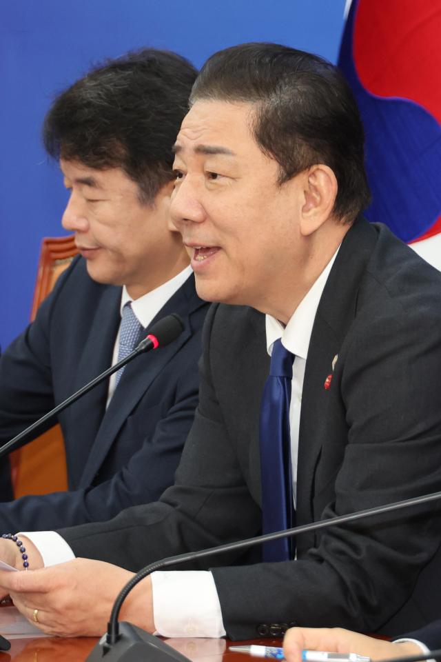 더불어민주당 김병기 원내대표가 2일 서울 여의도 국회에서 열린 원내대책회의에서 발언하고 있다. 연합뉴스