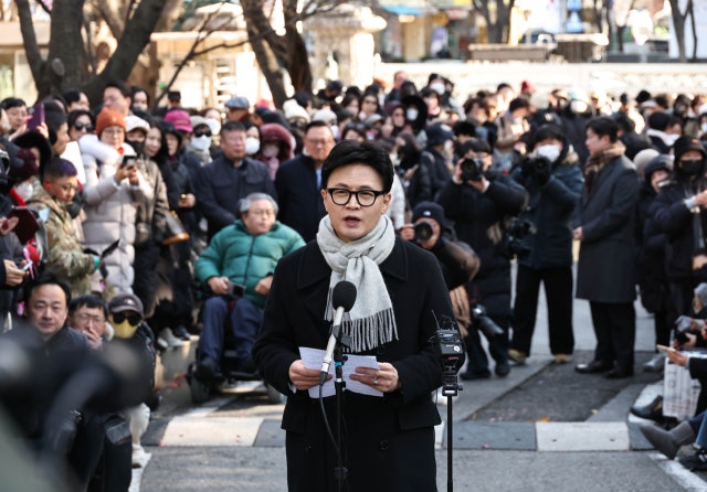 <b>한동훈</b> "<b>비상계엄</b>이 모든 걸 망쳐…예방 못해 깊이 <b>사과</b>"