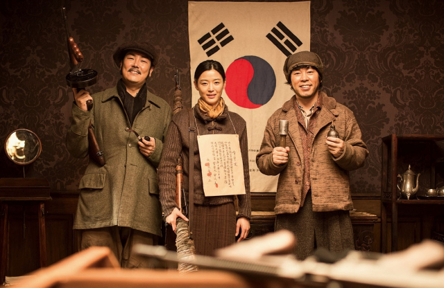 영화 '암살'(2015)의 한 장면. 맨 왼쪽이 추상옥(속사포)으로 분한 배우 조진웅. 네이버영화