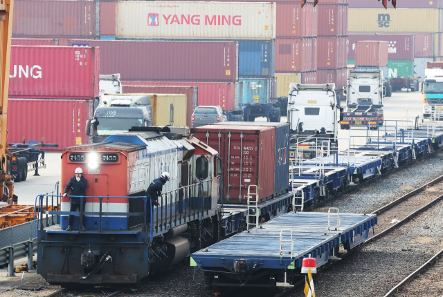 민주노총 공공운수노조 전국철도노동조합이 예고한 총파업을 하루 앞둔 10일 경기도 의왕시 내륙컨테이너기지(ICD)에서 관계자들이 화물열차를 살펴보고 있다.철도노조는 올해 임금 교섭 과정에서 성과급 정상화,안전대책 