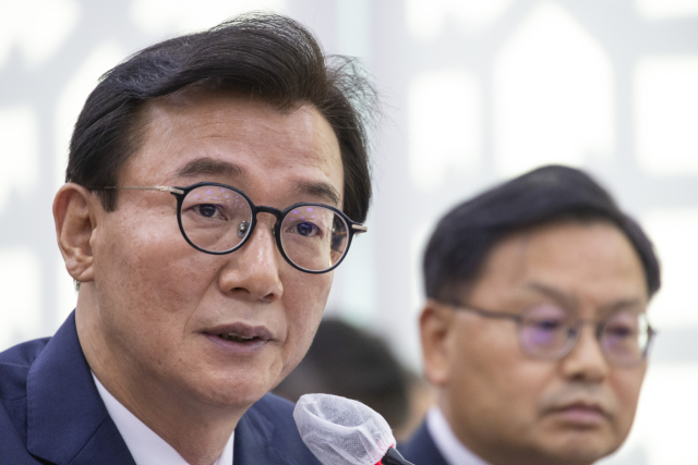 전재수 해양수산부 장관이 15일 서울 여의도 국회 농림축산식품해양수산위원회에서 열린 2025년도 해양수산부 등에 대한 국정감사에서 의원 질의에 답하고 있다.연합뉴스